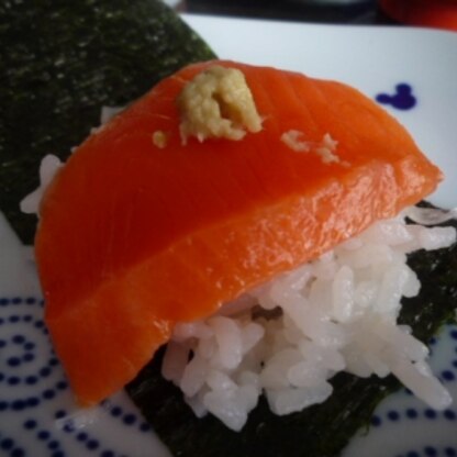 いただいたサーモンにワサビをちょこんとのせて～＾＾
って手巻き寿司みたい～♪
チビ太、鮭とサーモンは別の魚だと思ってるんだよね～ｵｲｵｲ＾＾；